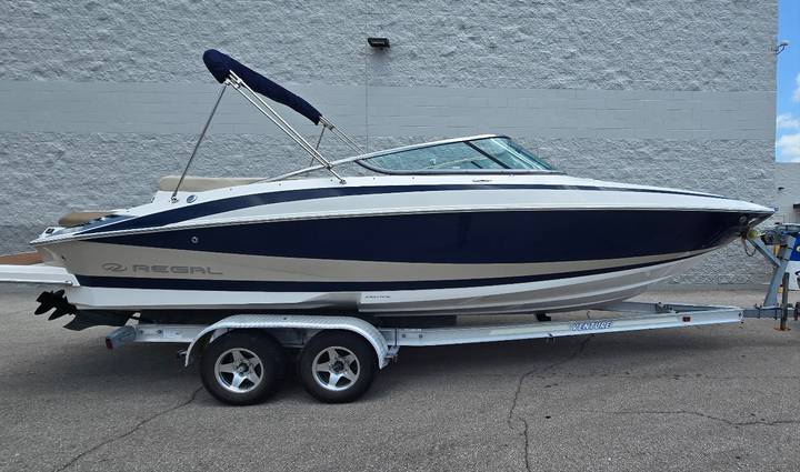 2011 Regal Fastrac 2500 Luxury Family Boat