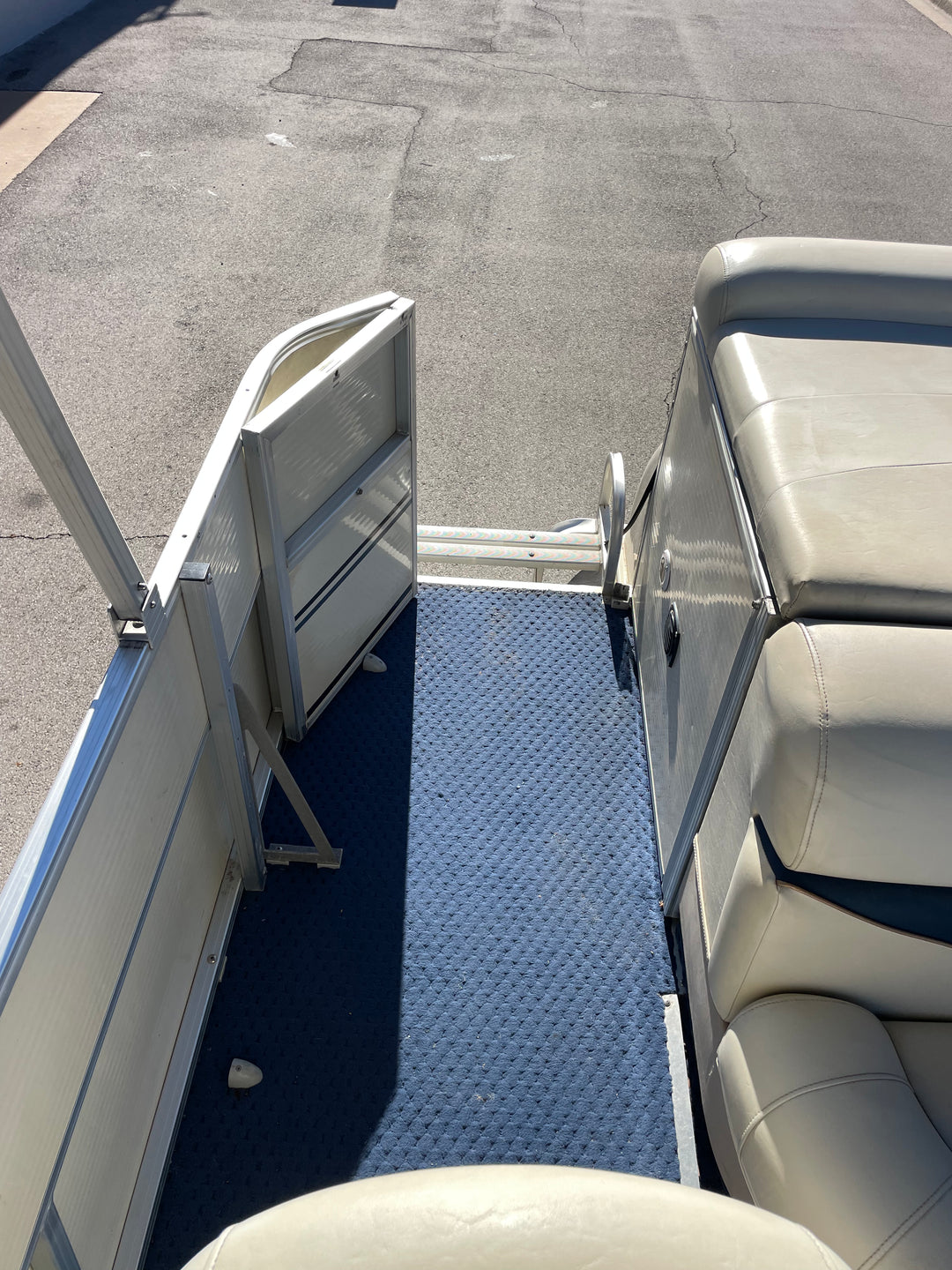 2004 Odyssey 322C Tritoon