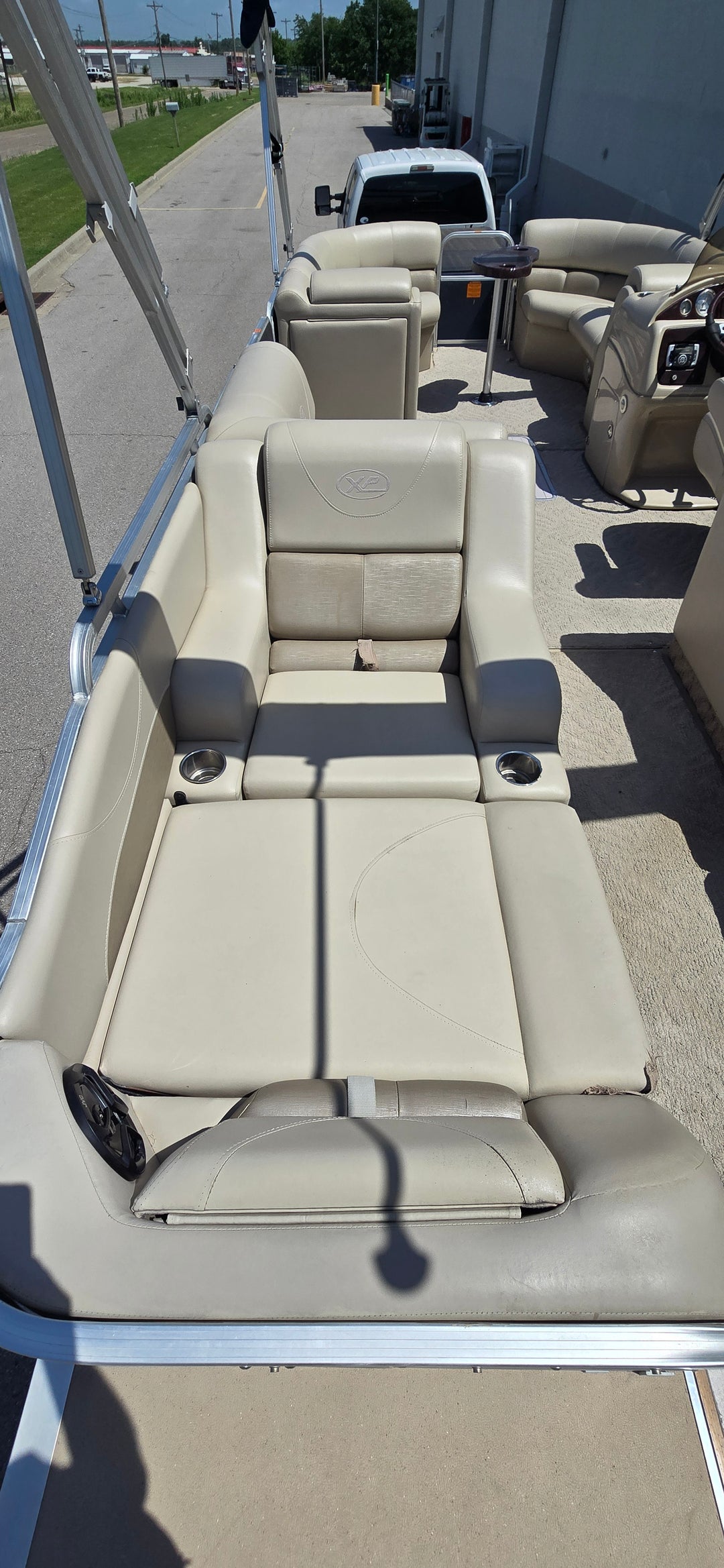 2011 Xcursion x-23rl luxury tritoon