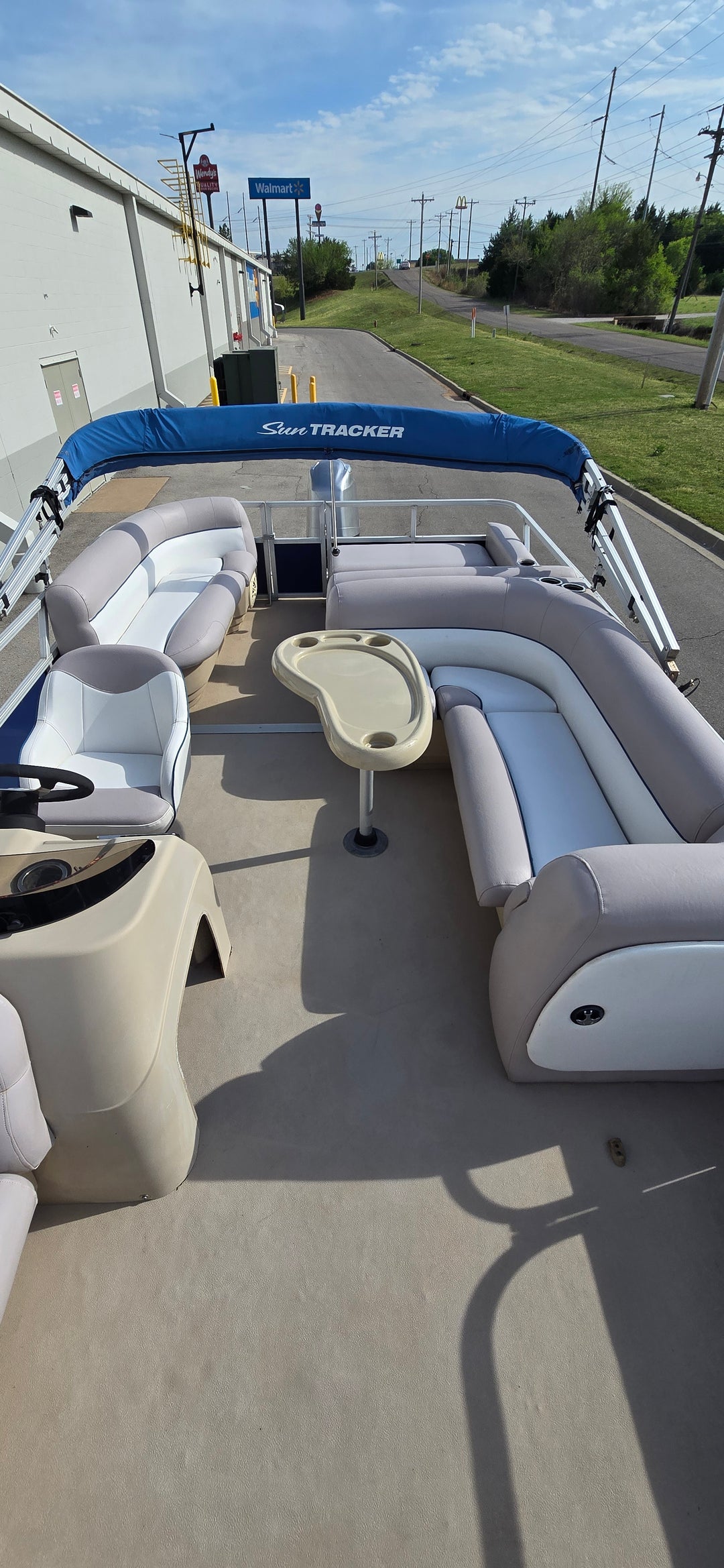 2014 Tracker Party Barge 24 DLX Pontoon