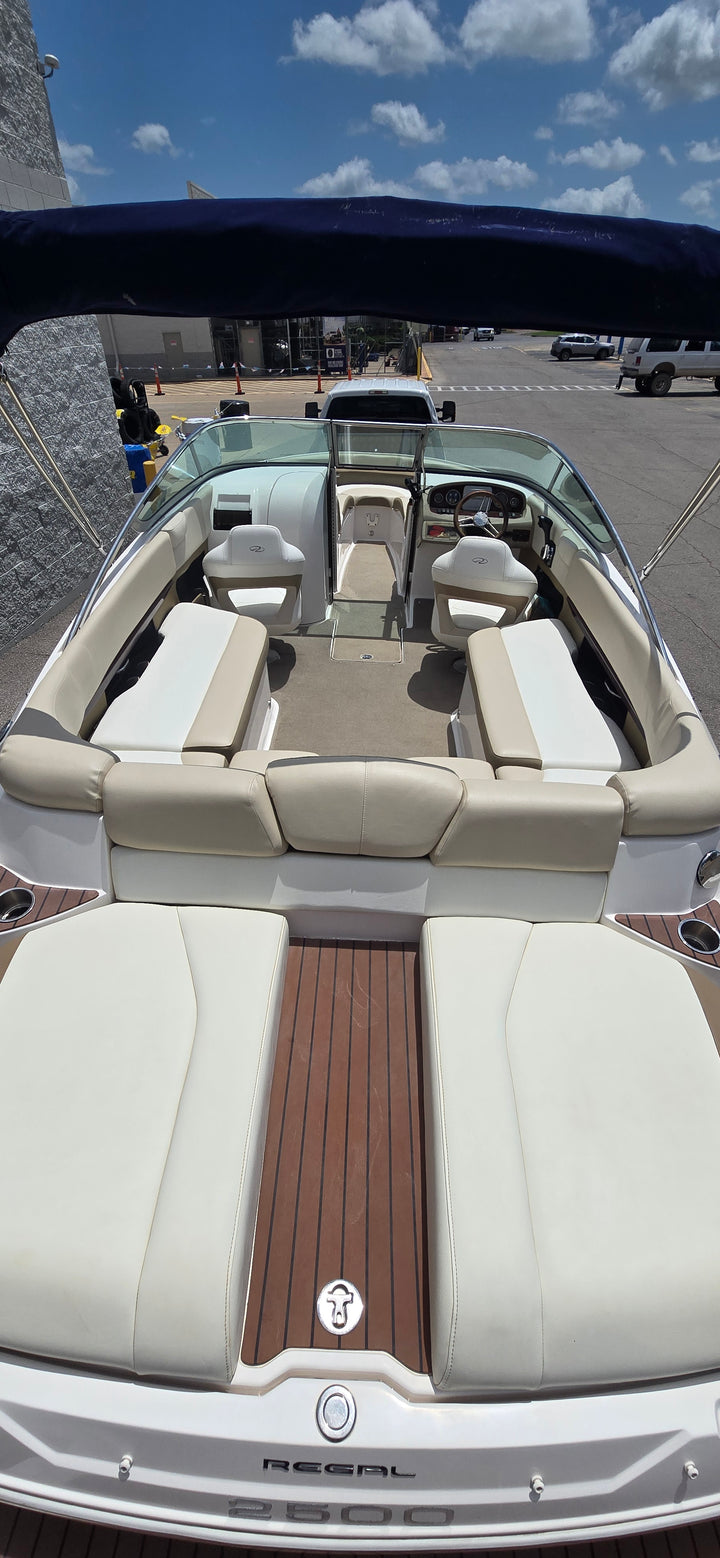 2011 Regal Fastrac 2500 Luxury Family Boat