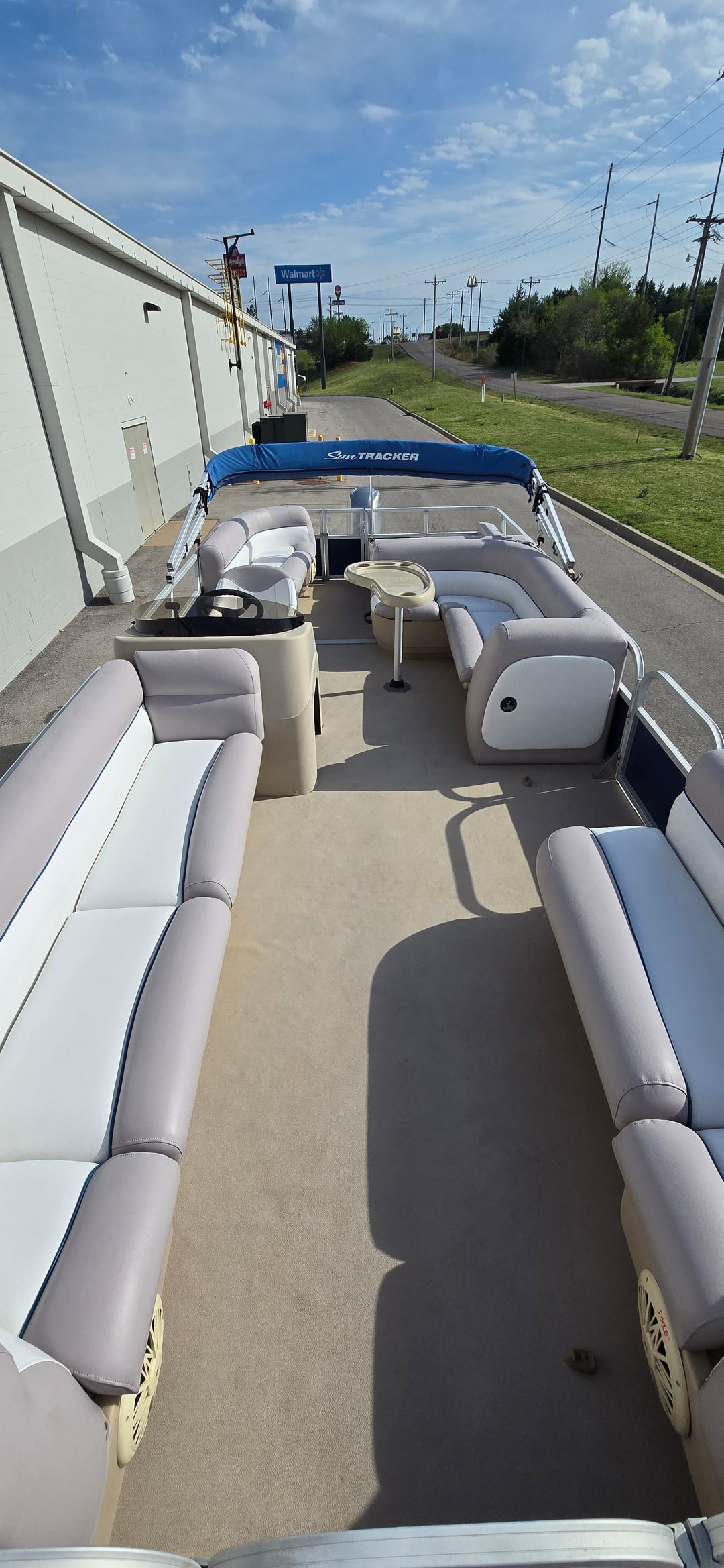 2014 Tracker Party Barge 24 DLX Pontoon