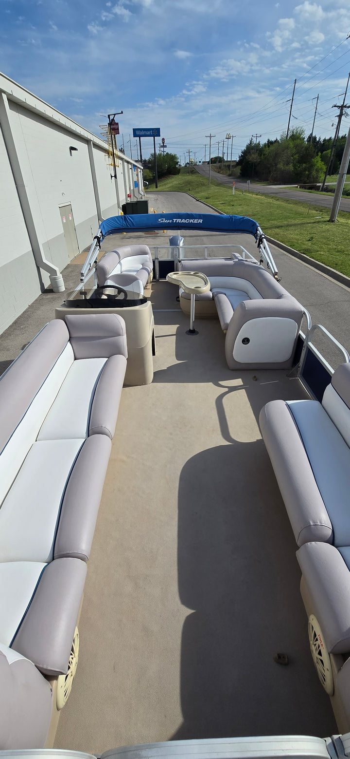 2014 Tracker Party Barge 24 DLX Pontoon