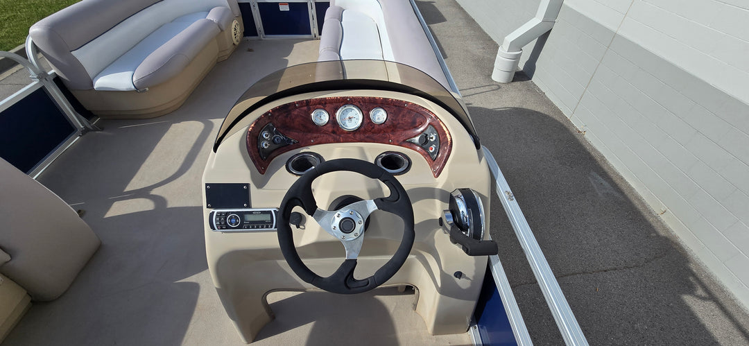 2014 Tracker Party Barge 24 DLX Pontoon