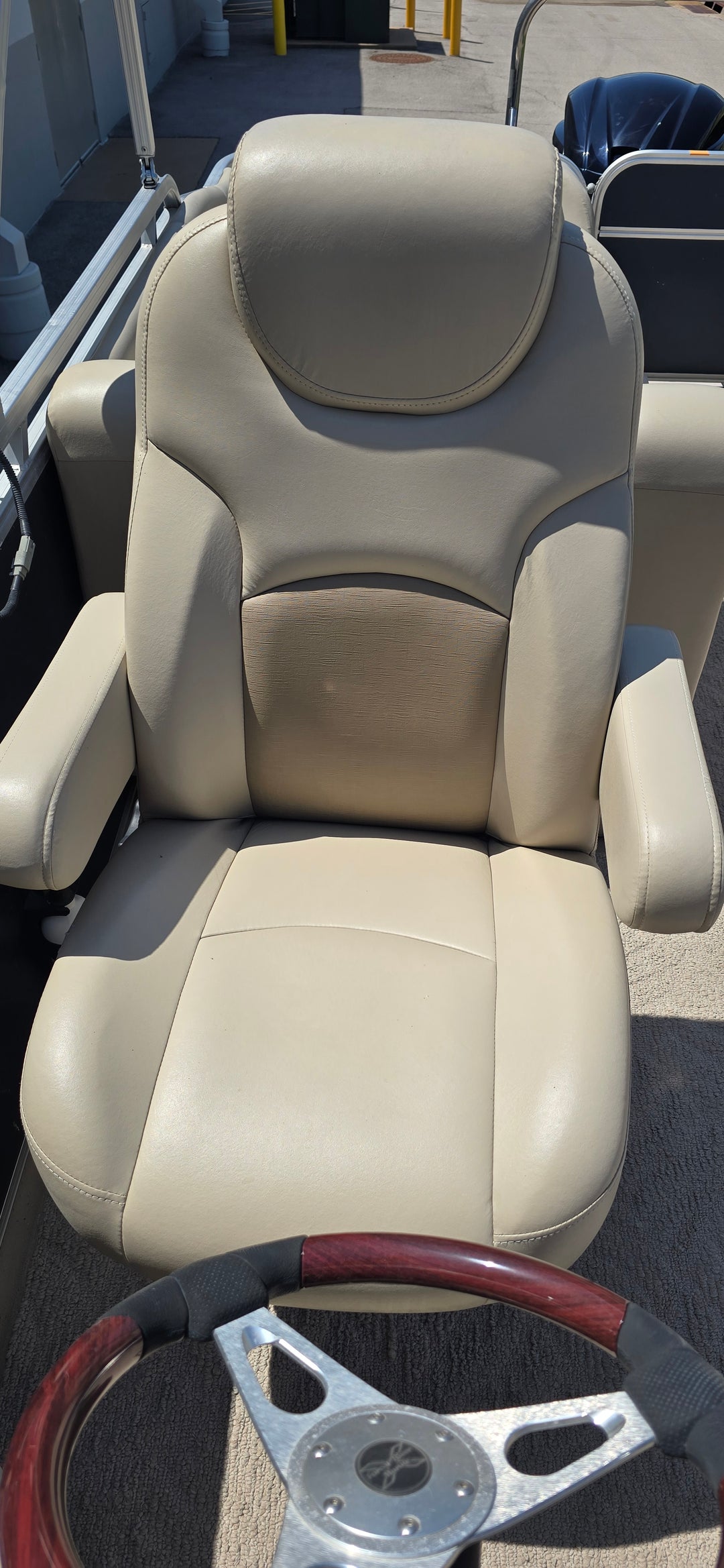 2011 Xcursion x-23rl luxury tritoon