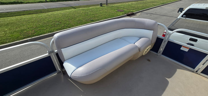 2014 Tracker Party Barge 24 DLX Pontoon