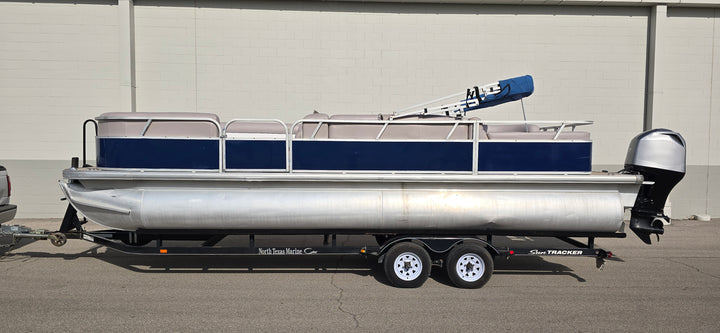 2014 Tracker Party Barge 24 DLX Pontoon
