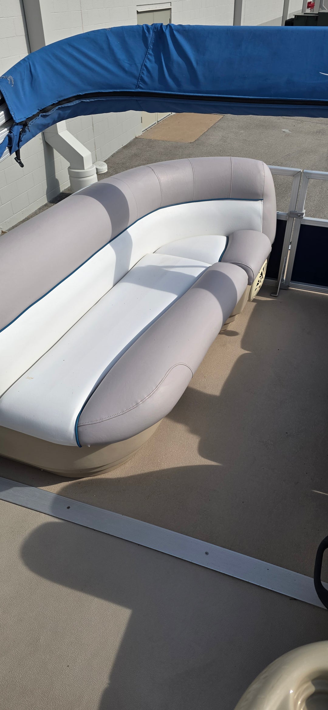 2014 Tracker Party Barge 24 DLX Pontoon