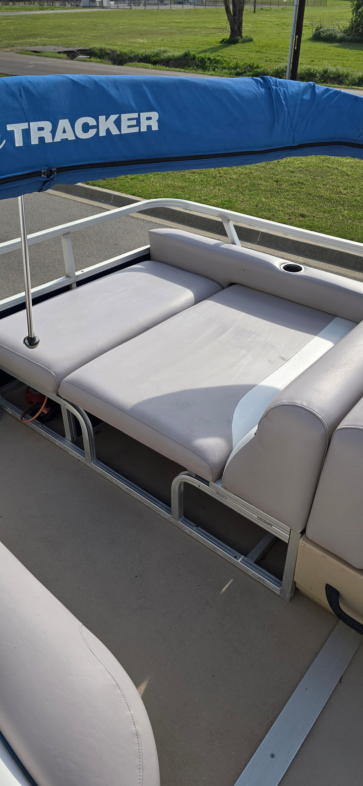 2014 Tracker Party Barge 24 DLX Pontoon