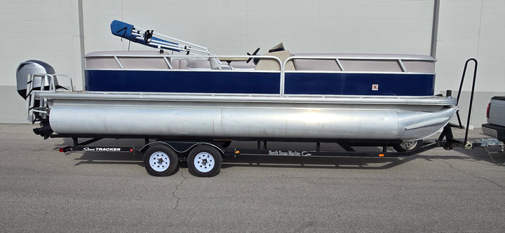 2014 Tracker Party Barge 24 DLX Pontoon