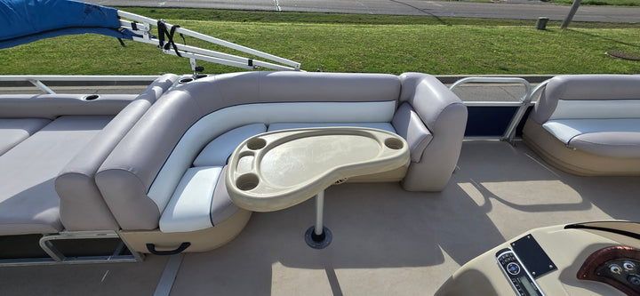 2014 Tracker Party Barge 24 DLX Pontoon