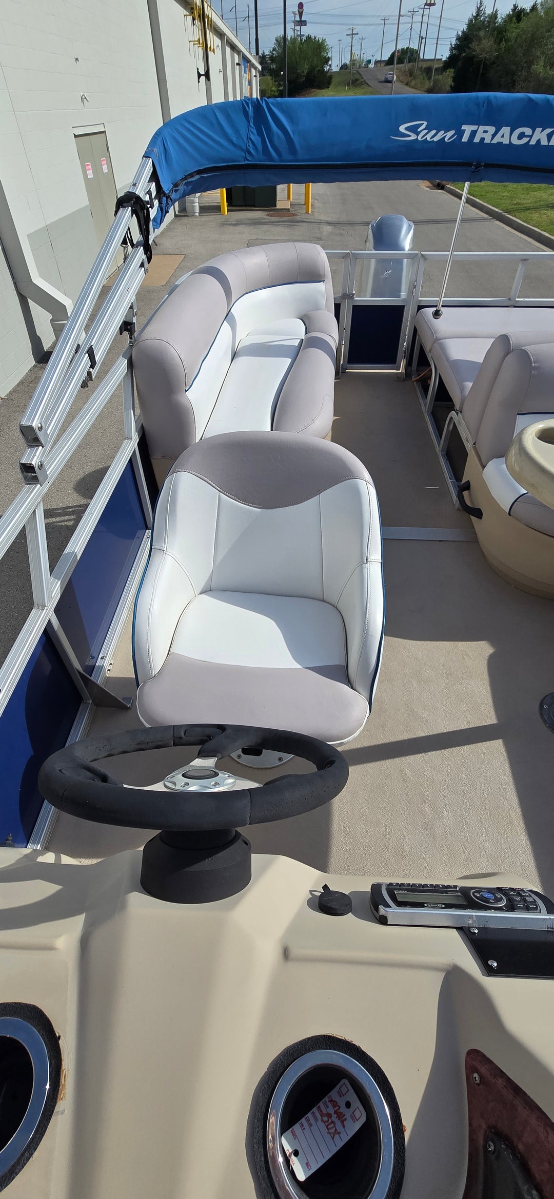 2014 Tracker Party Barge 24 DLX Pontoon