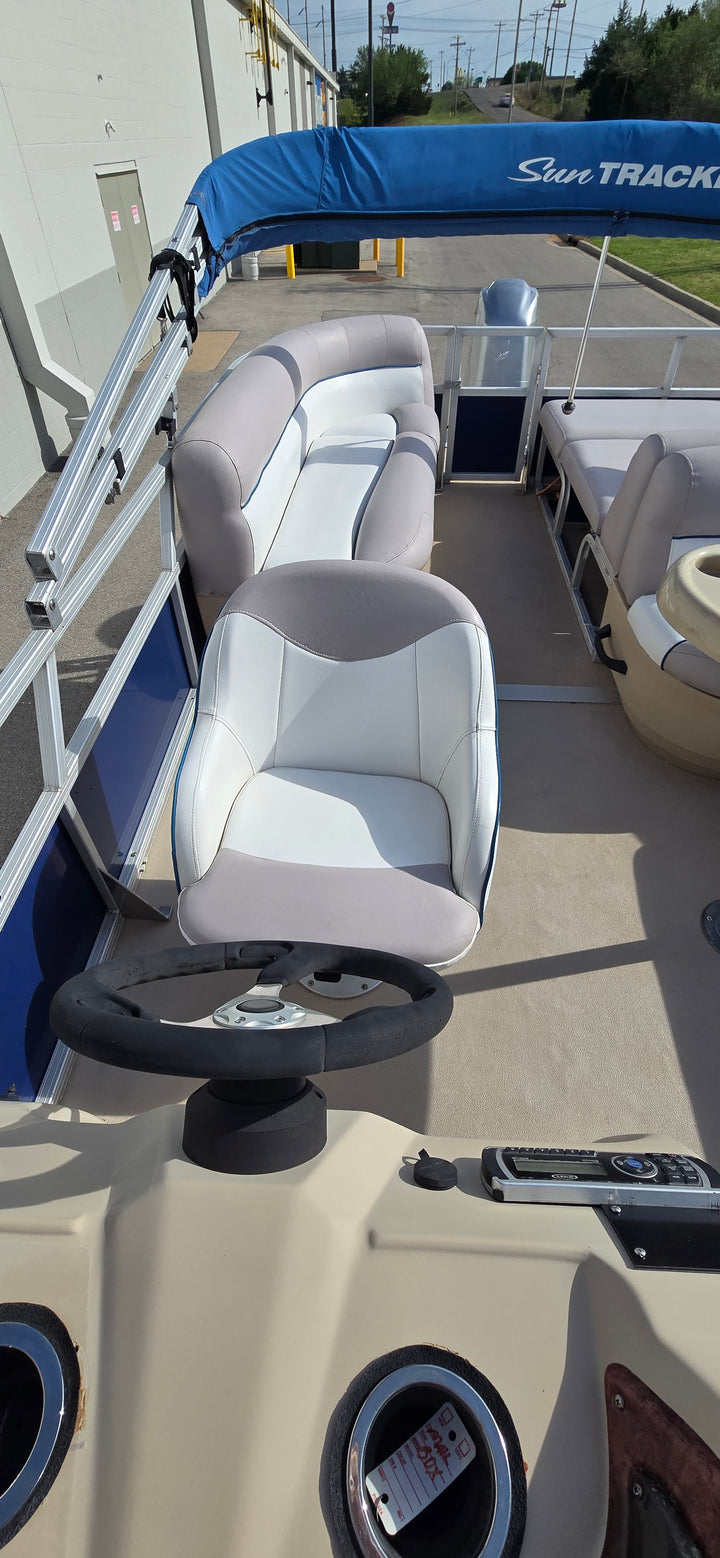 2014 Tracker Party Barge 24 DLX Pontoon